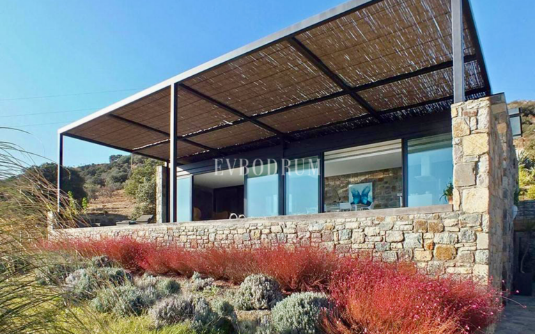 Sezonluk Kiralık: Gümüşlük’te Havuzlu Villa – Outside