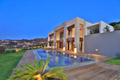 Yeni tamamlanmış, deniz manzaralı, özel havuzlu ve bahçeli villa