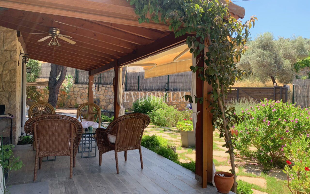 Yalıçiftlik’te tek katlı, bahçeli müstakil ev