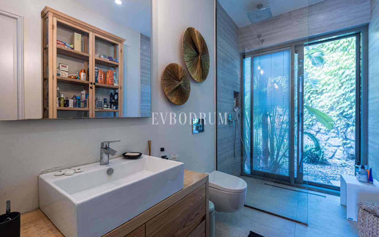 Merkezi lokasyonda zarif, tek katlı, havuzlu villa