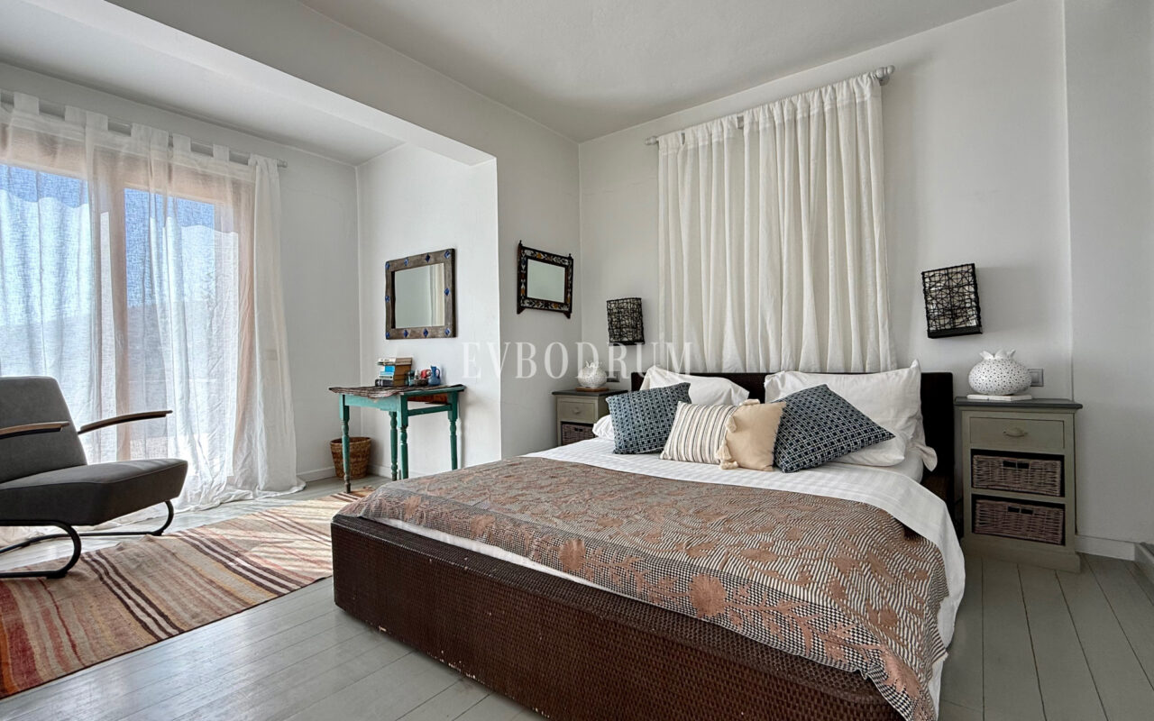 Plaja yürüme mesafesinde, havuzlu ve bahçeli geniş villa