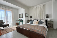 Plaja yürüme mesafesinde, havuzlu ve bahçeli geniş villa