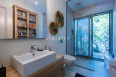 Merkezi lokasyonda zarif, tek katlı, havuzlu villa