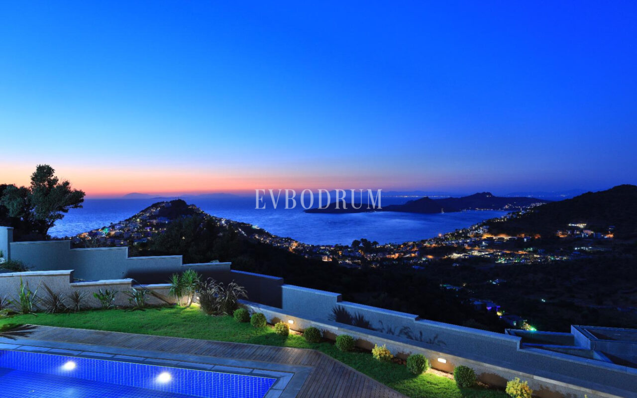 Yeni tamamlanmış, deniz manzaralı, özel havuzlu ve bahçeli villa