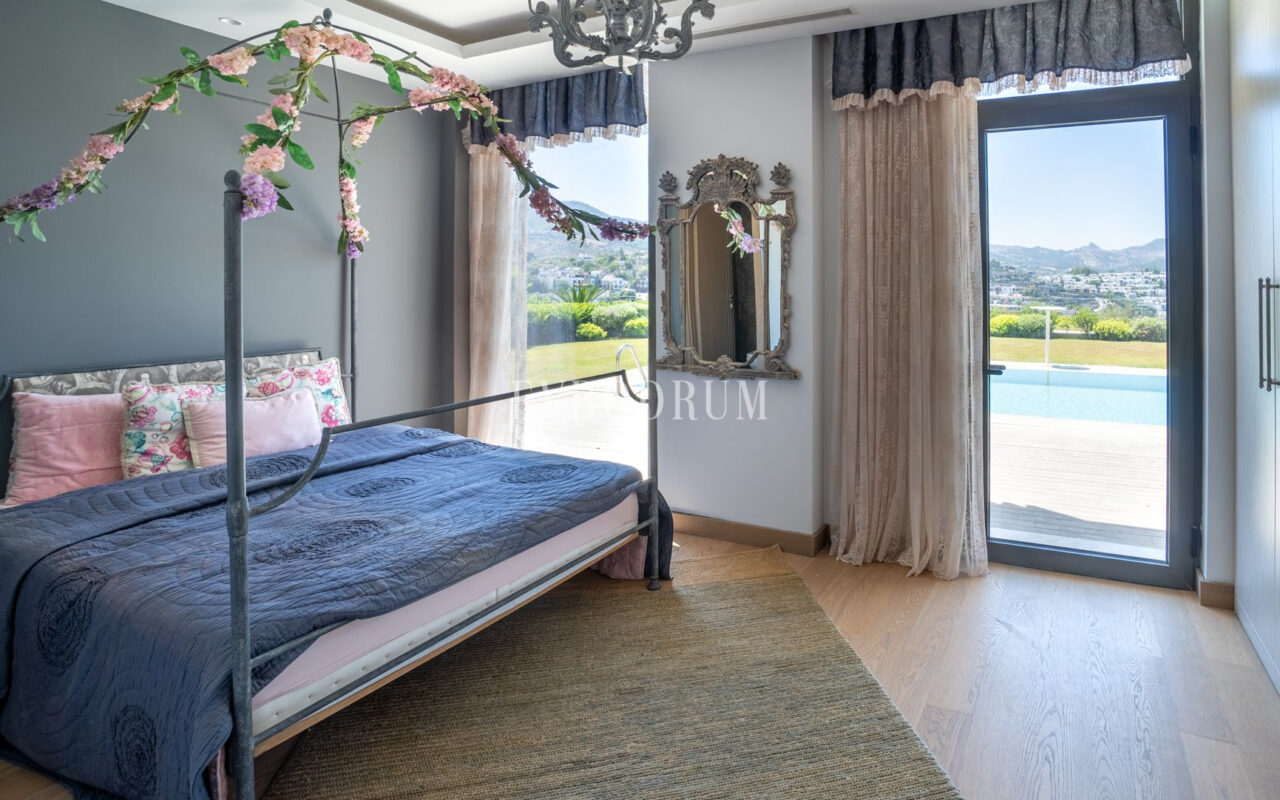 Plajlı sitede, özel havuzlu villa