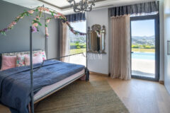 Plajlı sitede, özel havuzlu villa