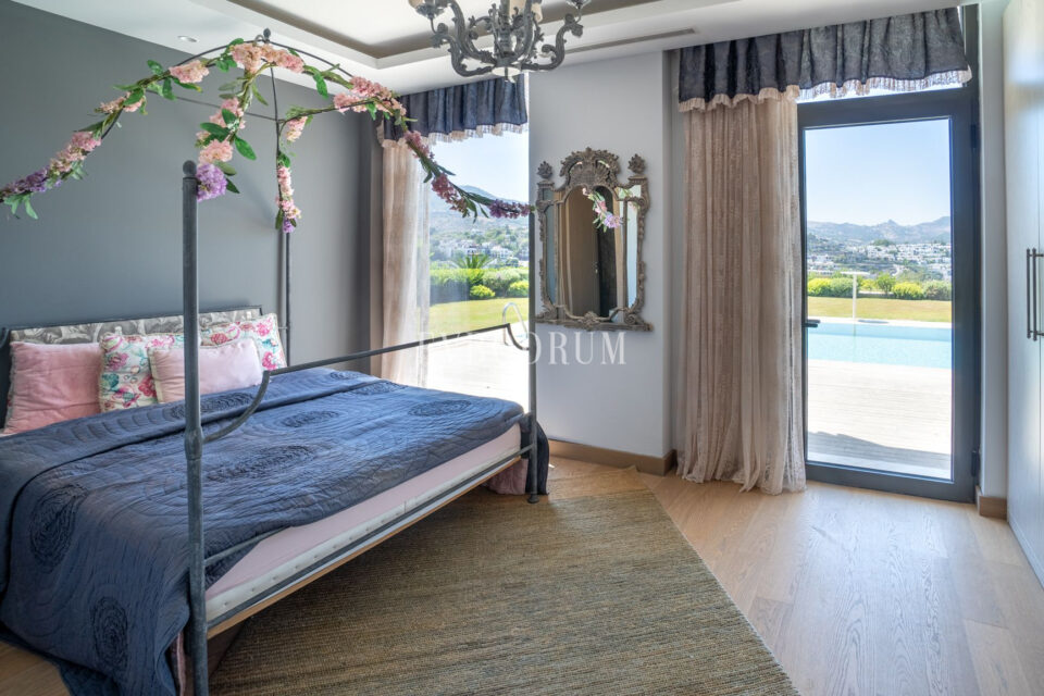 Plajlı sitede, özel havuzlu villa