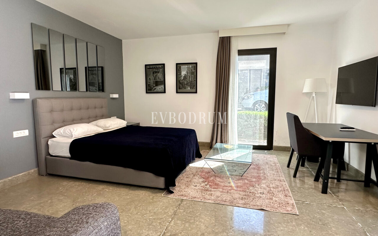 Bitez’de 2 Havuzlu, Misafir Evli Büyük Bahçeli Villa