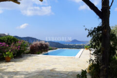 Havuzlu ve Panoramik Deniz Manzaralı Şık Ev