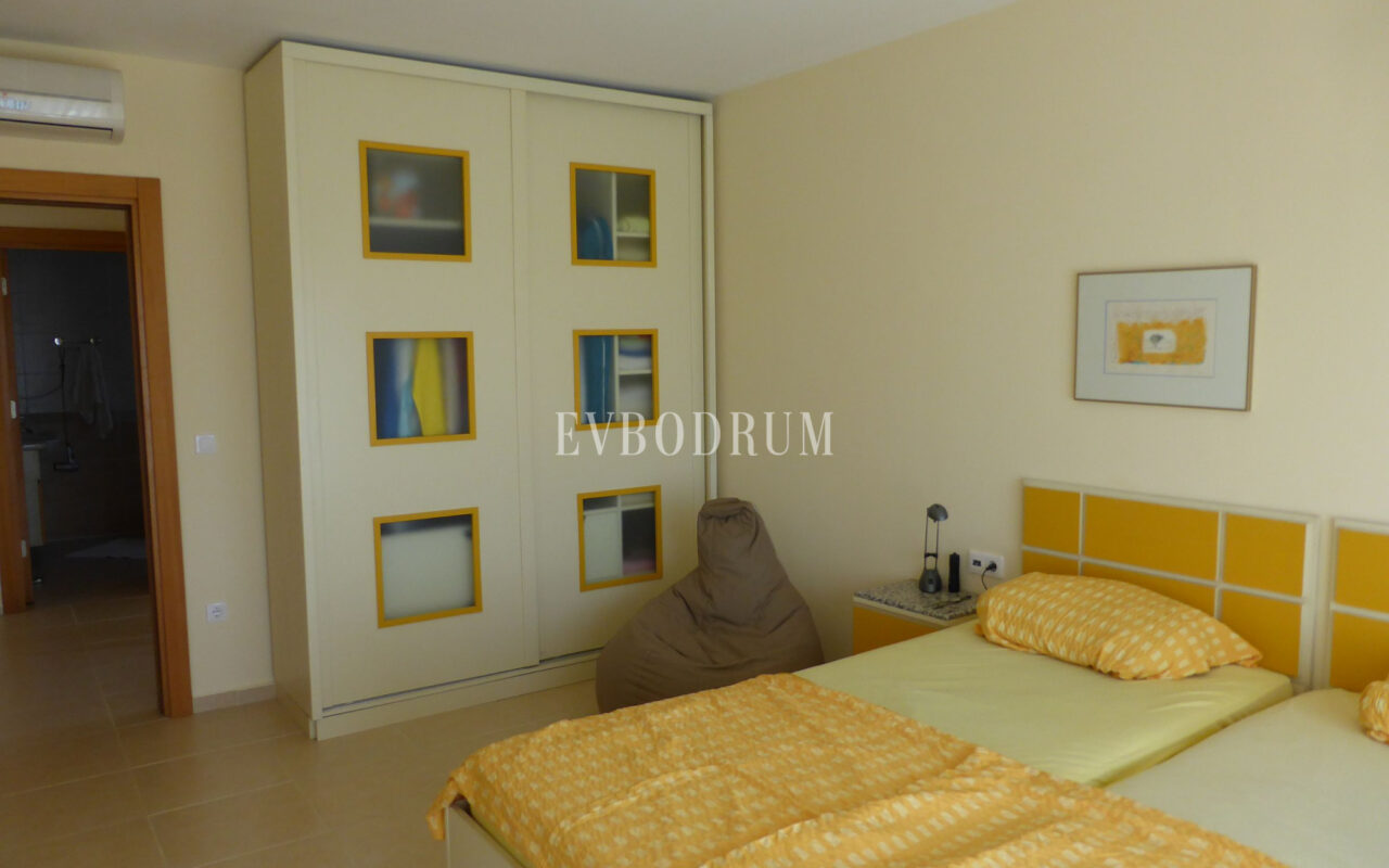 Deniz manzaralı, ortak havuzlu tripleks villa