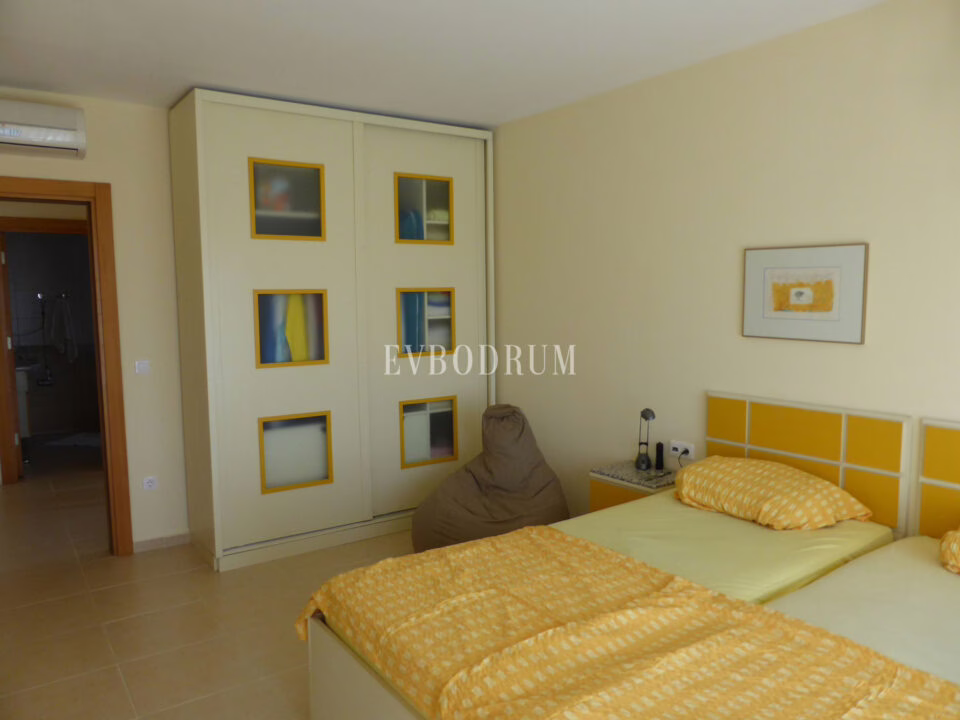 Deniz manzaralı, ortak havuzlu tripleks villa – Görsel 4