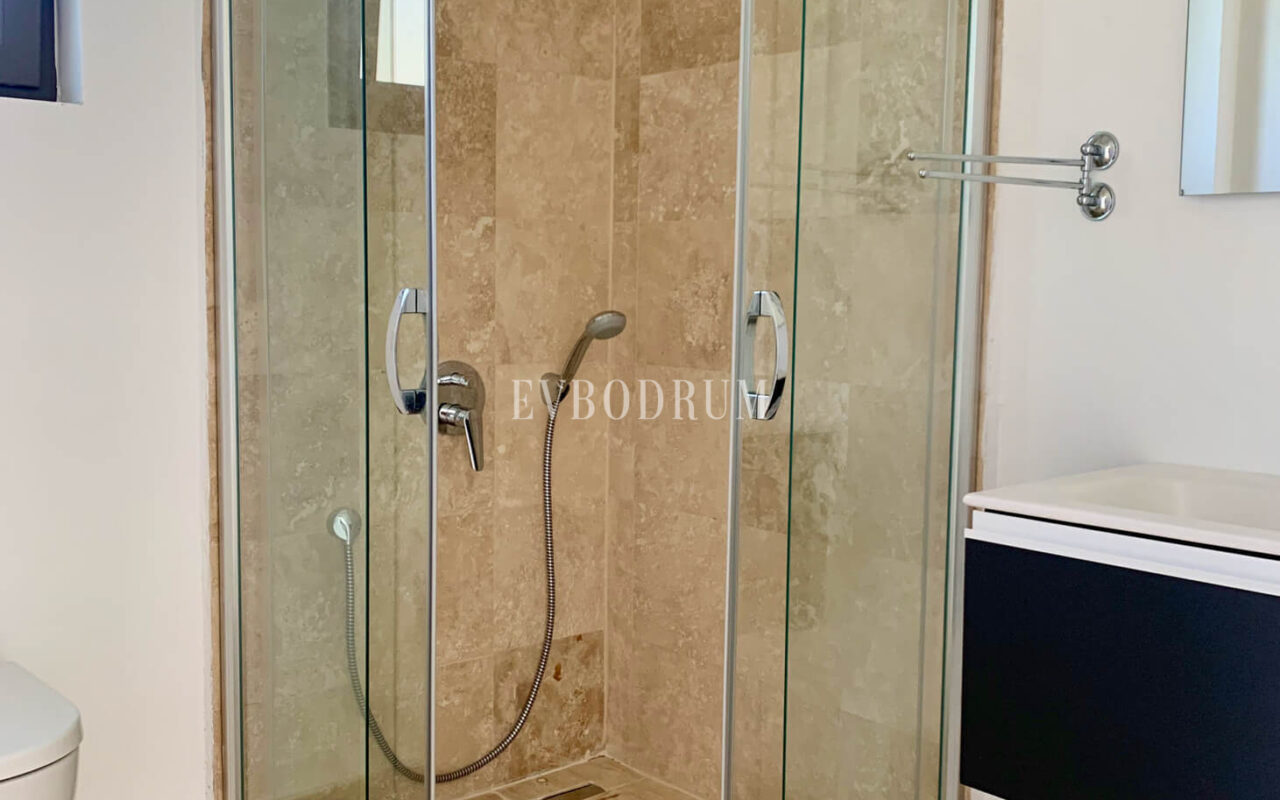 Gümüşlük'te bahçe içinde, havuzlu villa