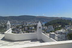 Merkezi lokasyonda, deniz manzaralı ikiz şehir evi