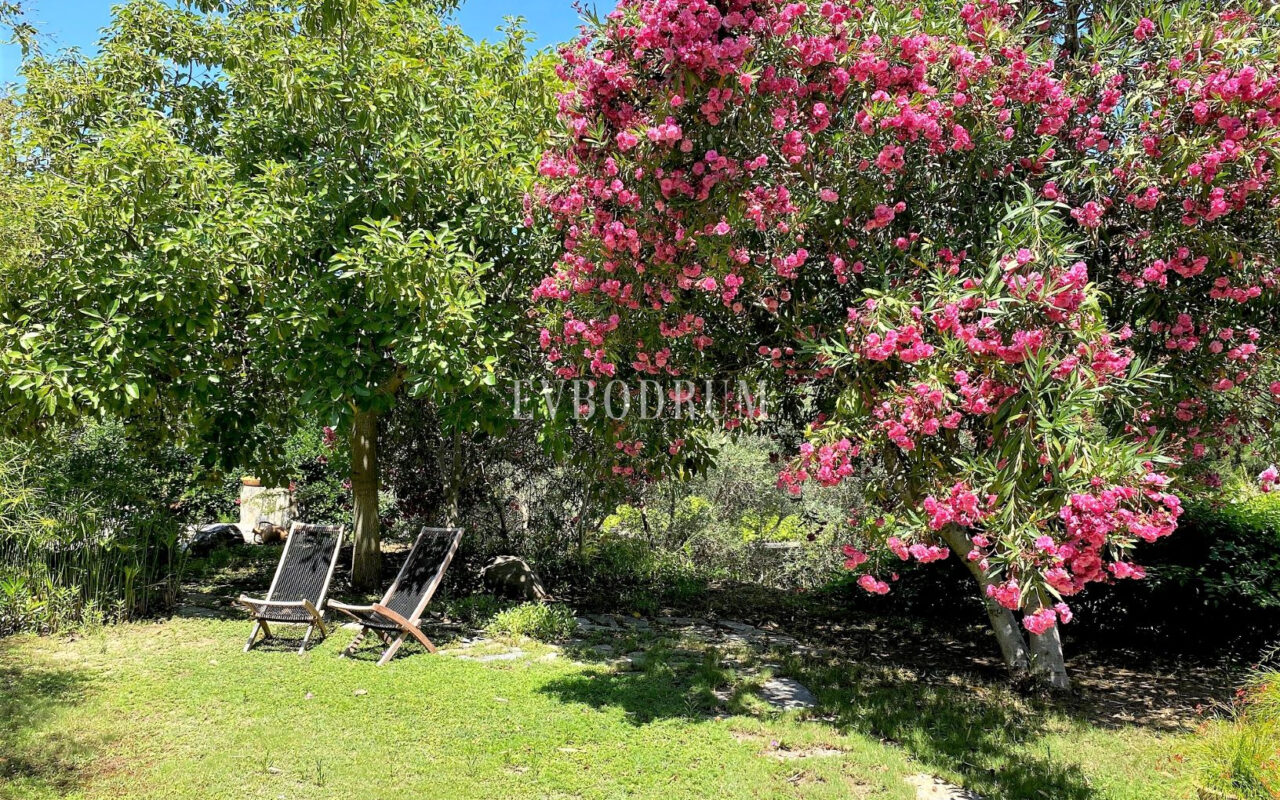 Geniş Bahçeli ve Özel Havuzlu Kiralık Taş Ev