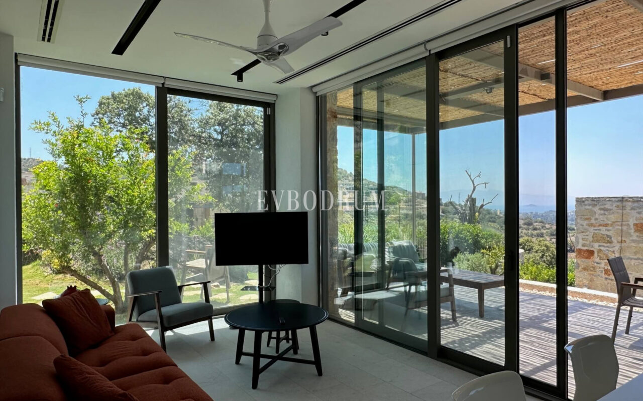 Modern, havuzlu ve geniş bahçeli villa