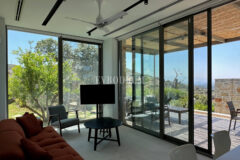 Modern, havuzlu ve geniş bahçeli villa