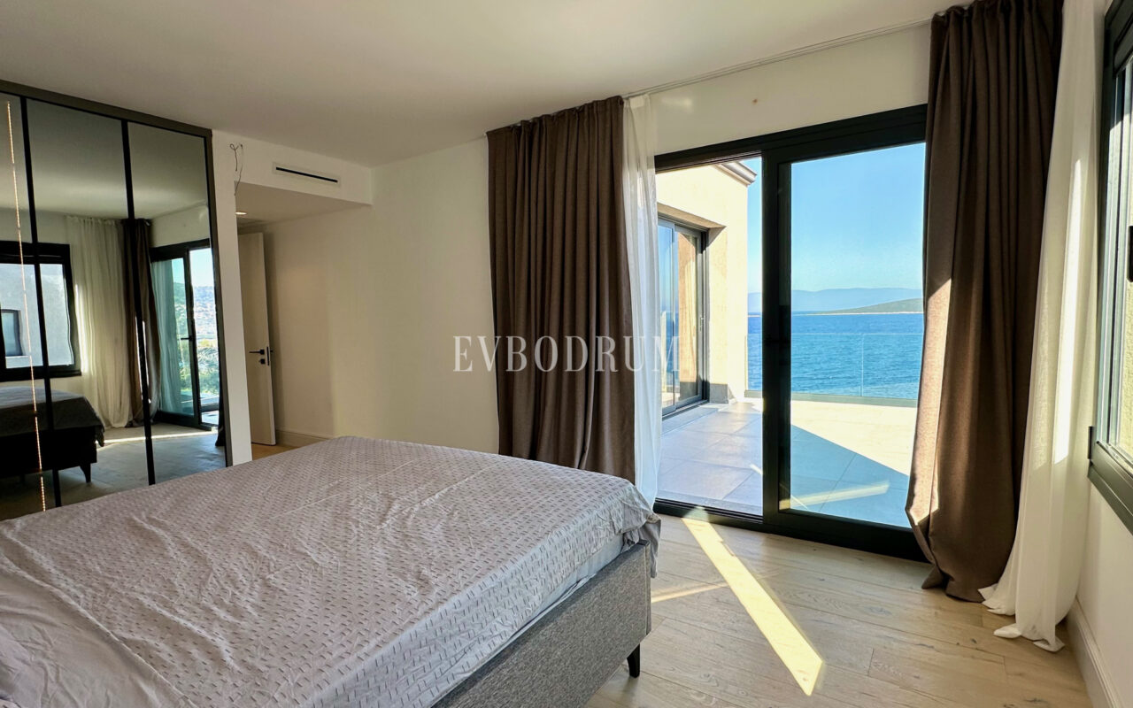 Ön sırada, havuzlu ve plaja erişimli yeni villa