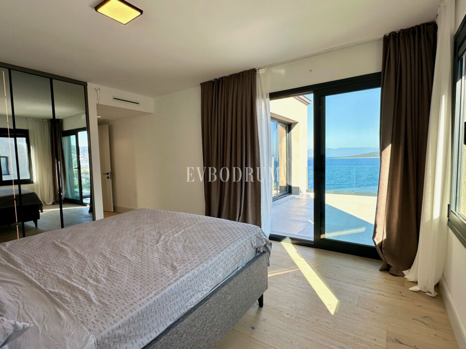 Ön sırada, havuzlu ve plaja erişimli yeni villa – Görsel 9