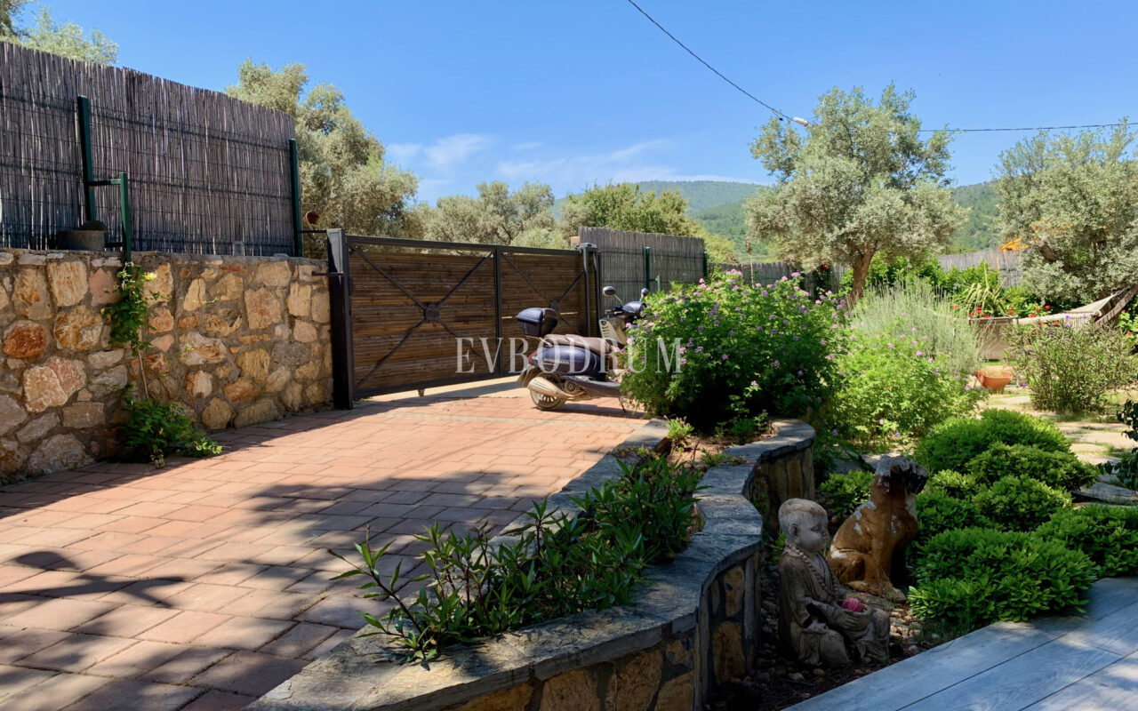 Yalıçiftlik’te tek katlı, bahçeli müstakil ev