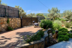 Yalıçiftlik’te tek katlı, bahçeli müstakil ev