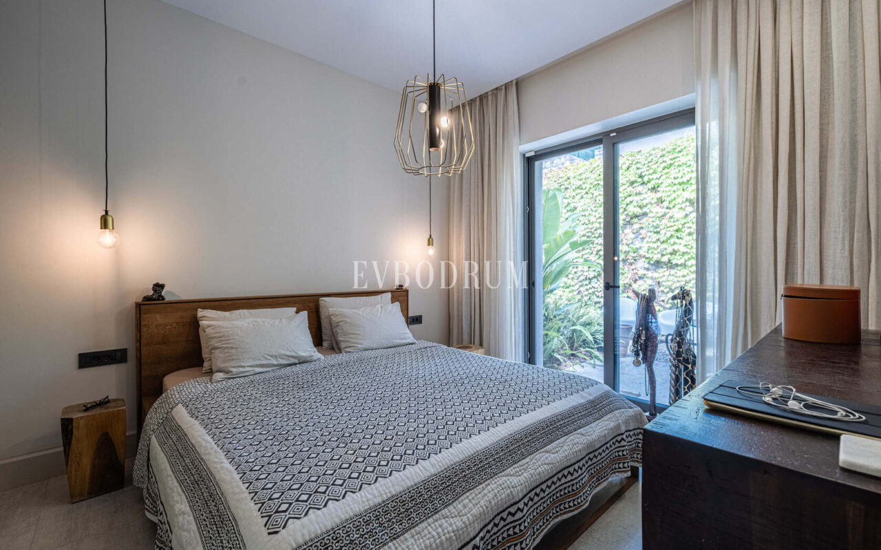 Merkezi lokasyonda zarif, tek katlı, havuzlu villa