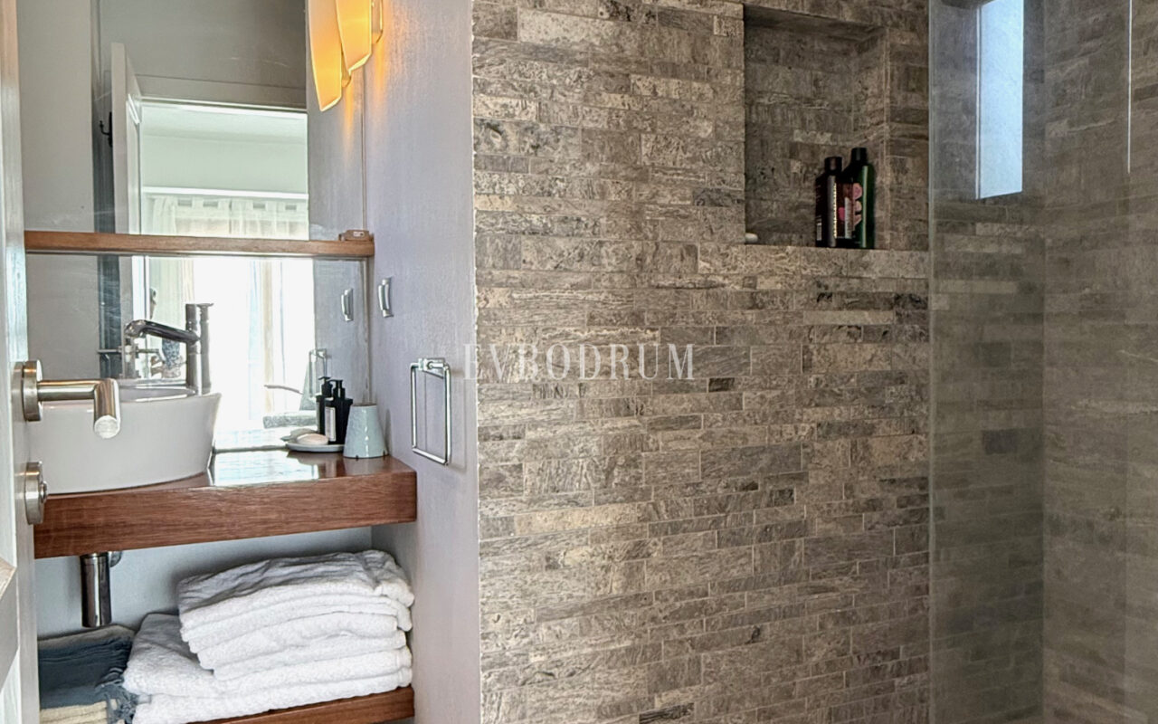 Plaja yürüme mesafesinde, havuzlu ve bahçeli geniş villa