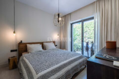 Merkezi lokasyonda zarif, tek katlı, havuzlu villa