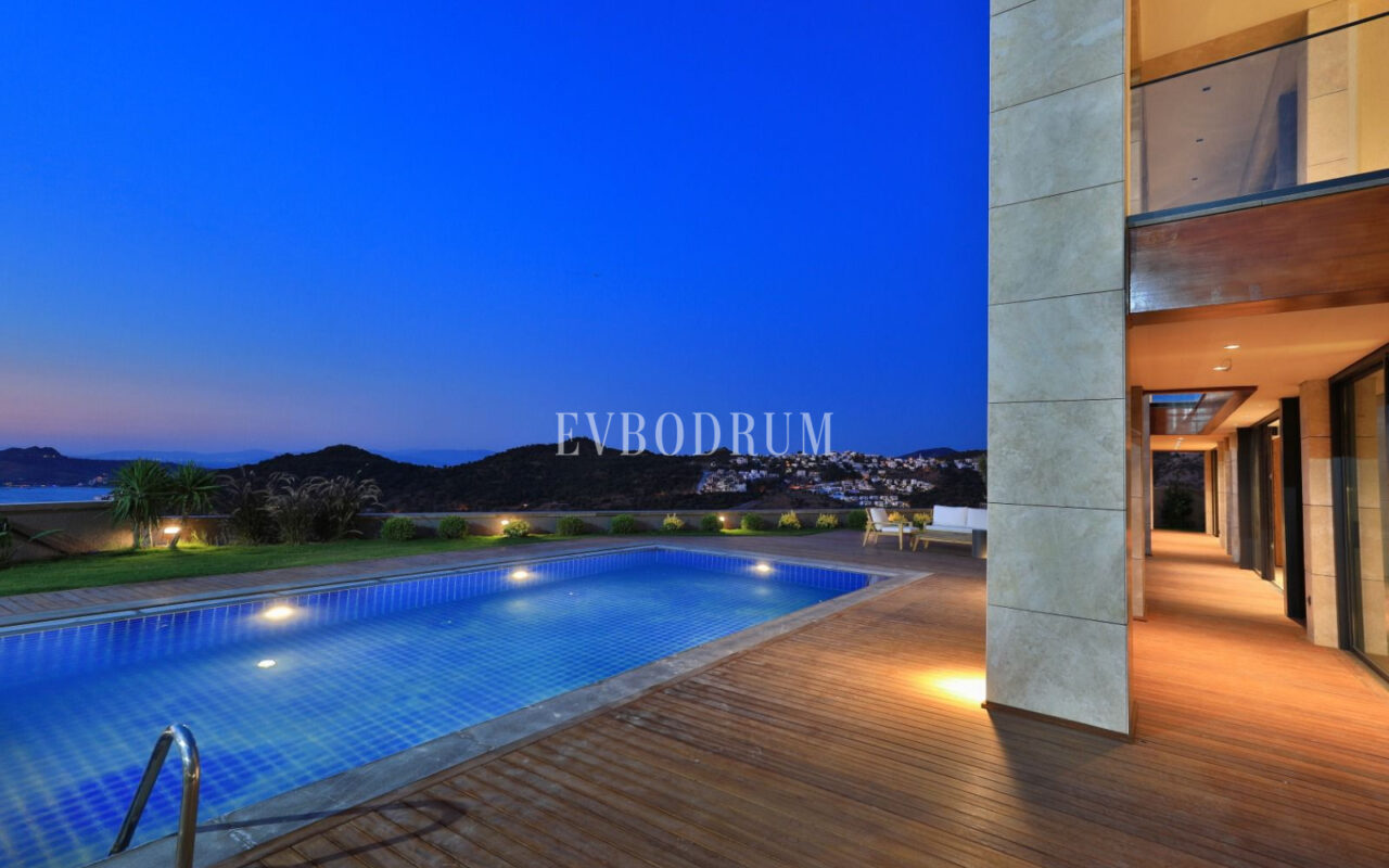 Yeni tamamlanmış, deniz manzaralı, özel havuzlu ve bahçeli villa