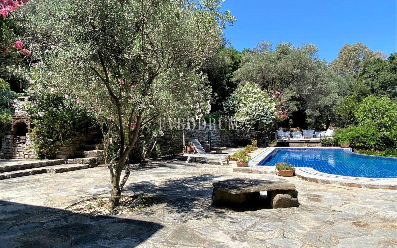 Geniş Bahçeli ve Özel Havuzlu Kiralık Taş Ev