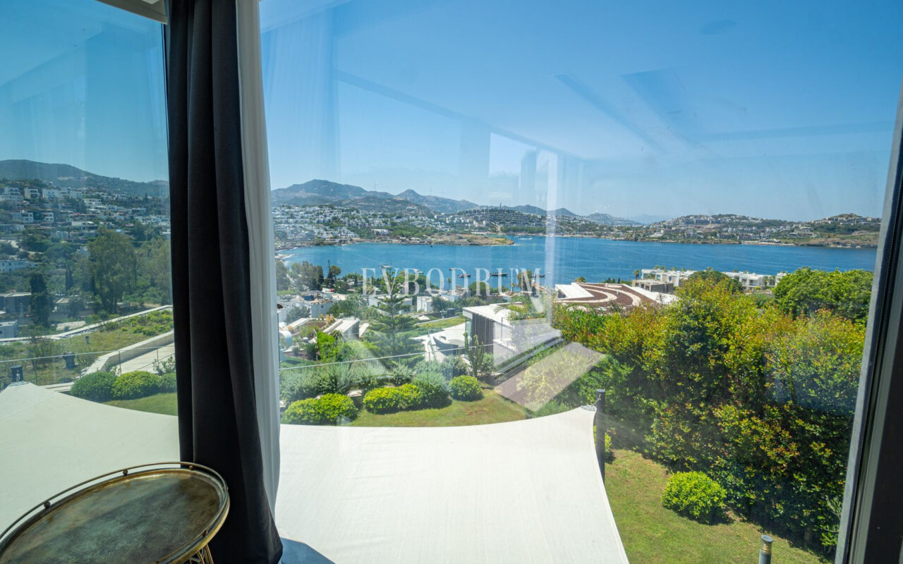 Plajlı sitede, özel havuzlu villa