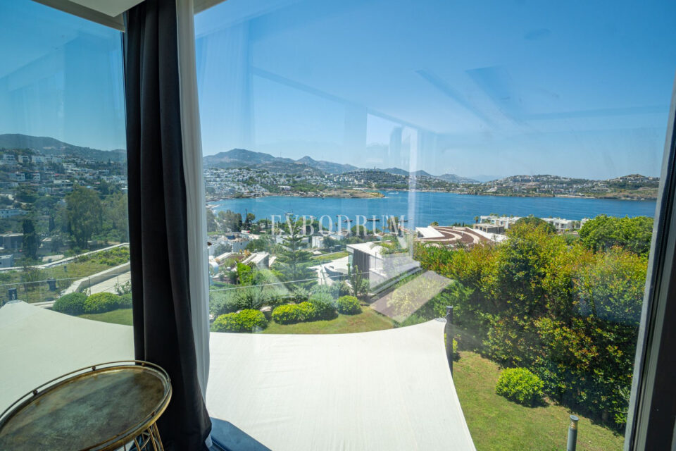 Plajlı sitede, özel havuzlu villa