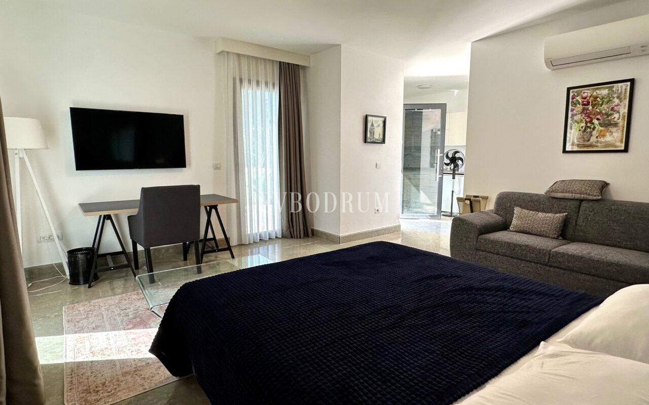 Bitez’de 2 Havuzlu, Misafir Evli Büyük Bahçeli Villa