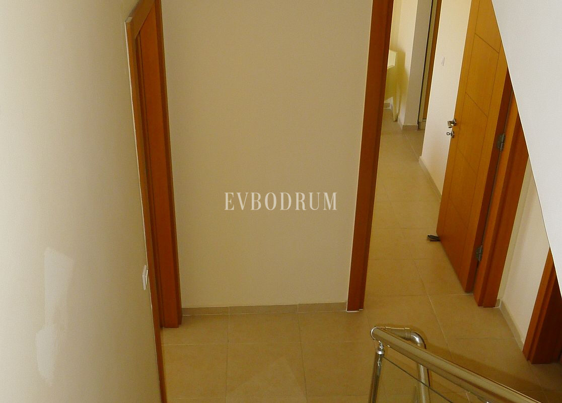 Deniz manzaralı, ortak havuzlu tripleks villa