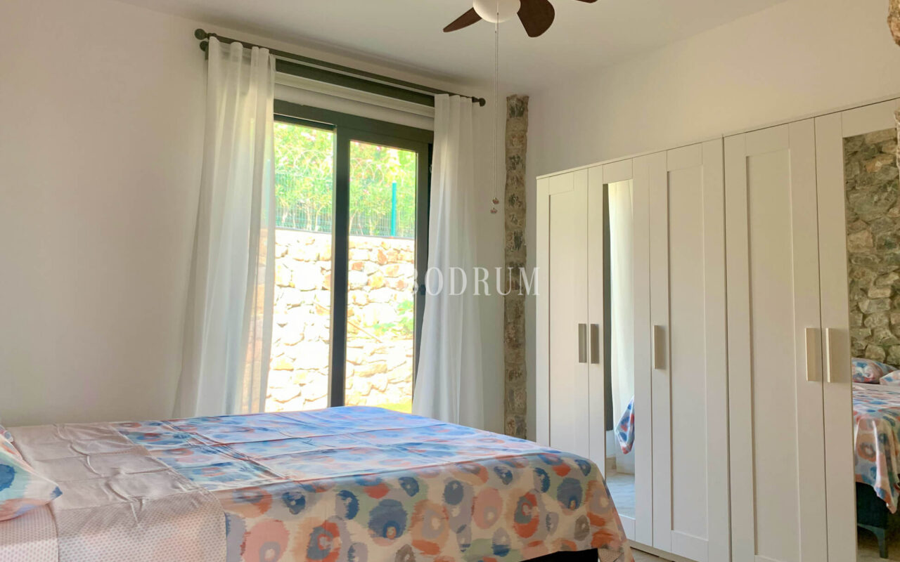 Gümüşlük'te bahçe içinde, havuzlu villa