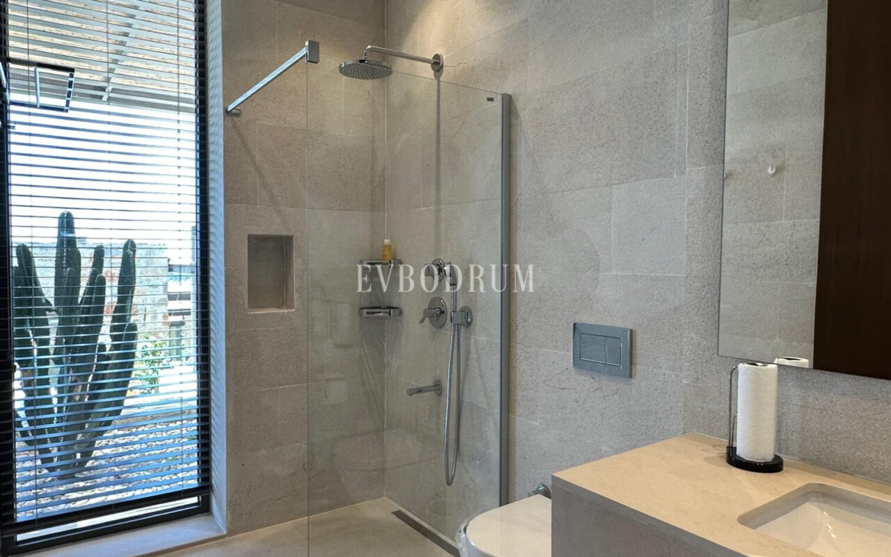 Modern, havuzlu ve geniş bahçeli villa