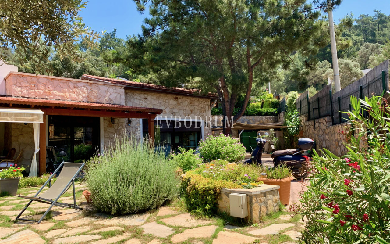 Yalıçiftlik’te tek katlı, bahçeli müstakil ev