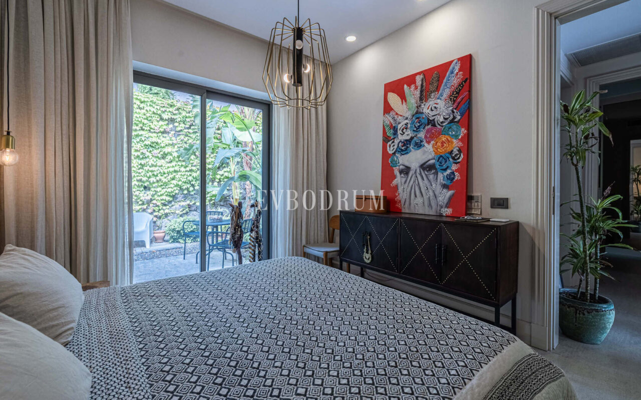 Merkezi lokasyonda zarif, tek katlı, havuzlu villa