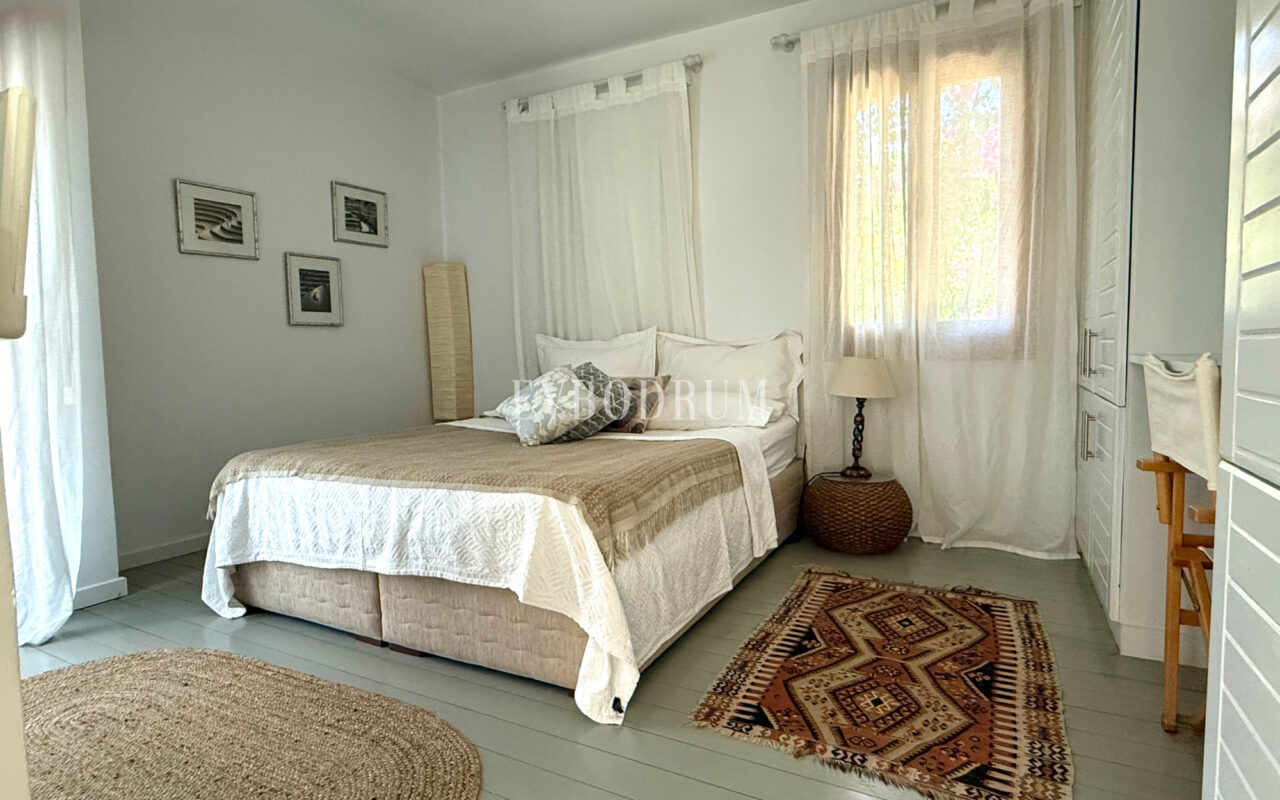 Plaja yürüme mesafesinde, havuzlu ve bahçeli geniş villa