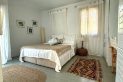 Plaja yürüme mesafesinde, havuzlu ve bahçeli geniş villa