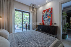 Merkezi lokasyonda zarif, tek katlı, havuzlu villa