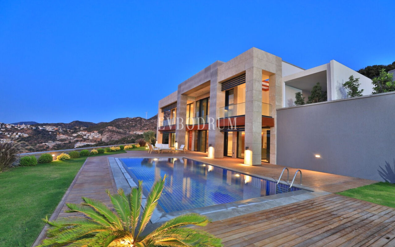 Yeni tamamlanmış, deniz manzaralı, özel havuzlu ve bahçeli villa