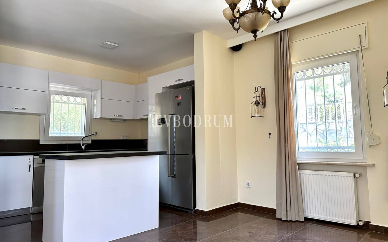 Yalikavak Küdür, önü kapanmaz deniz manzaralı 3 katlı villa