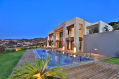 Yeni tamamlanmış, deniz manzaralı, özel havuzlu ve bahçeli villa