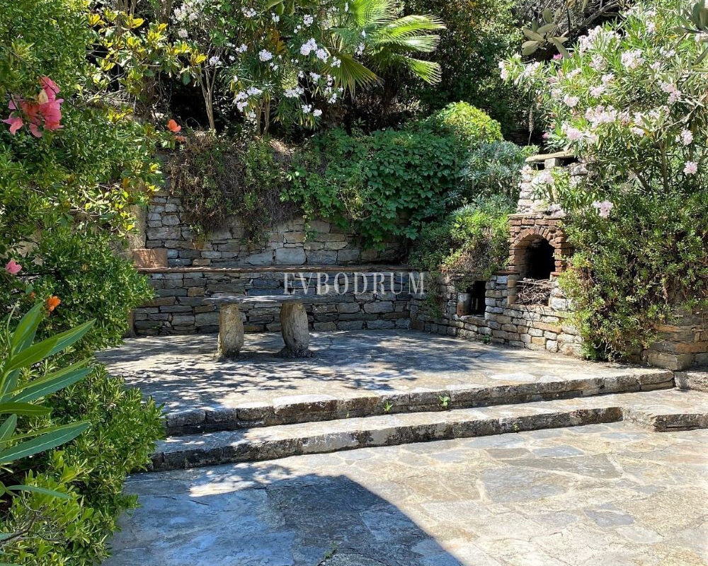 Geniş Bahçeli ve Özel Havuzlu Kiralık Taş Ev