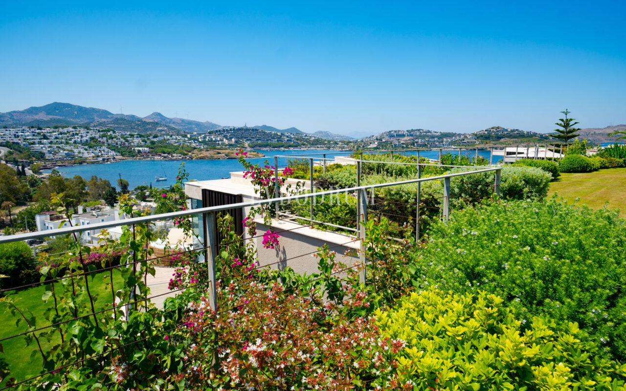 Plajlı sitede, özel havuzlu villa