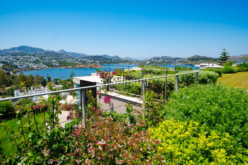 Plajlı sitede, özel havuzlu villa