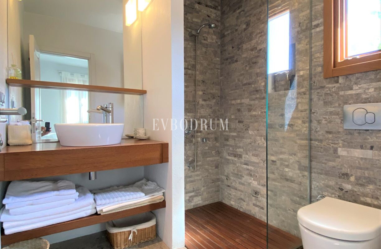 Denize Yürüme Mesafesinde Havuzlu Geniş Villa