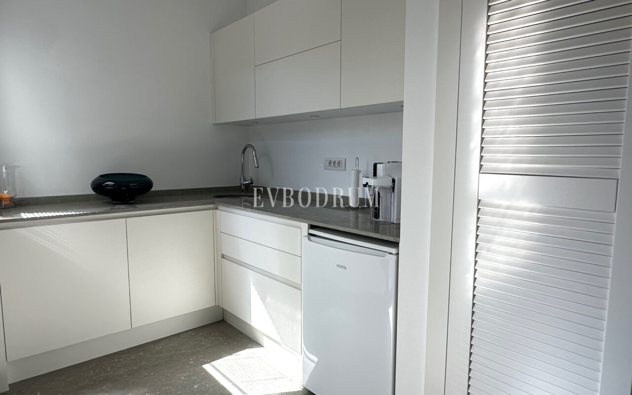 Bitez’de 2 Havuzlu, Misafir Evli Büyük Bahçeli Villa