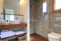 Denize Yürüme Mesafesinde Havuzlu Geniş Villa