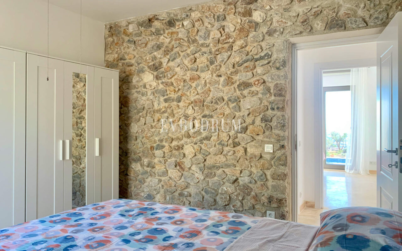 Gümüşlük'te bahçe içinde, havuzlu villa